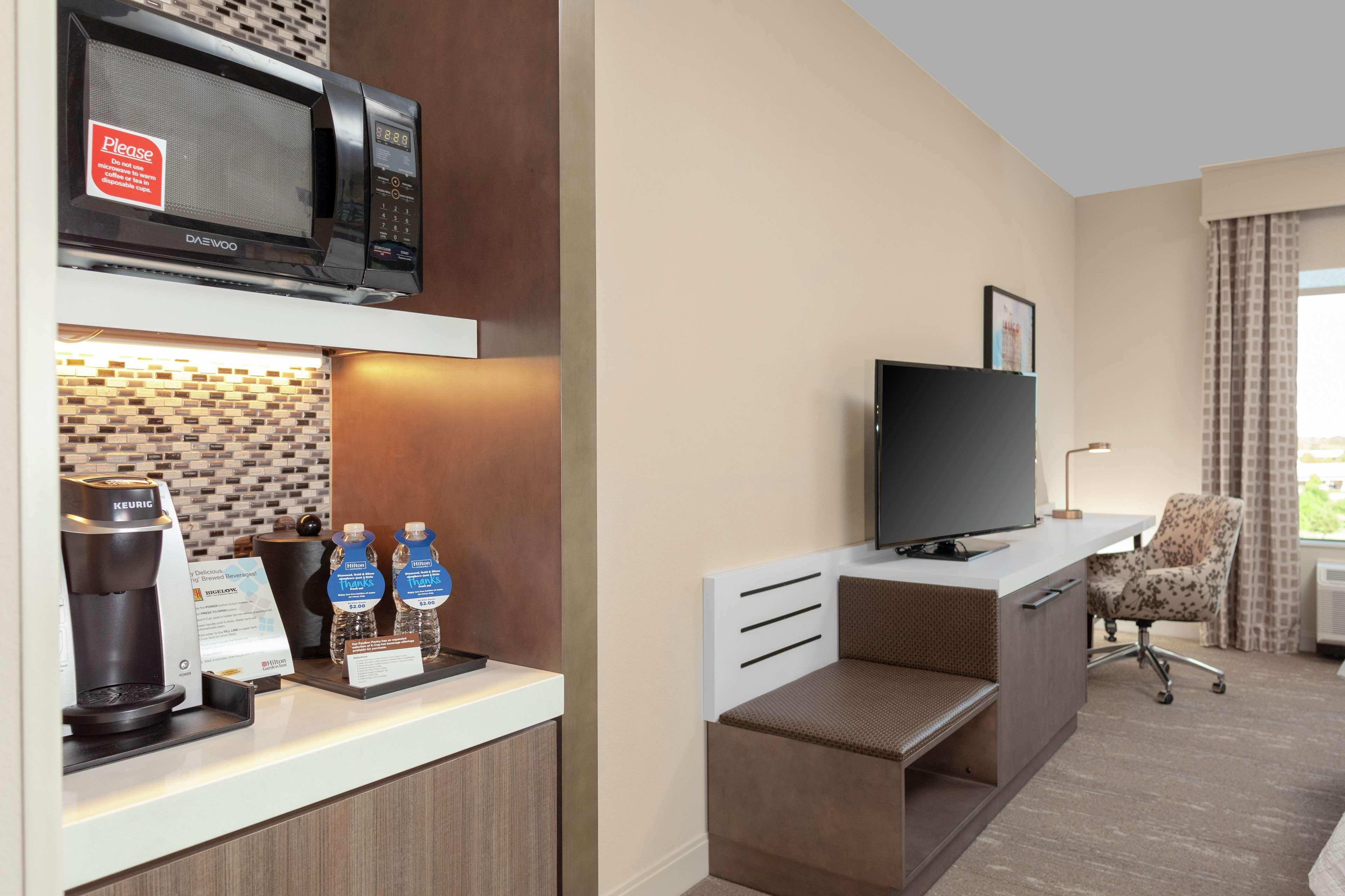 Hilton Garden Inn Waco Exterior photo